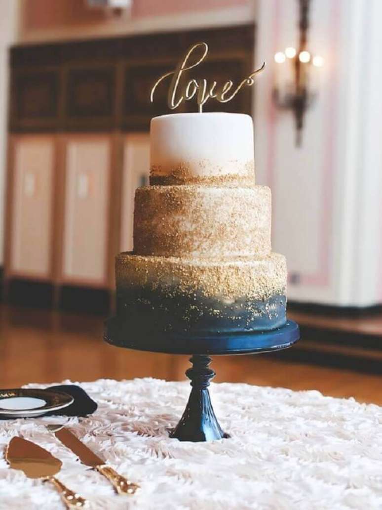 4. O bolo de casamento ser&aacute; o grande destaque da sua mesa de casamento azul &ndash; Foto: Pinterest