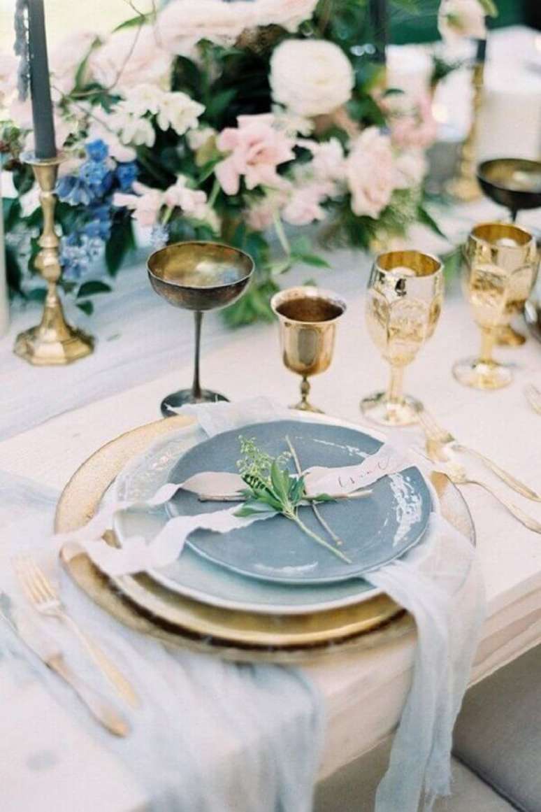 12. Linda mesa com decoração de casamento azul e dourado – Foto: Weddbook