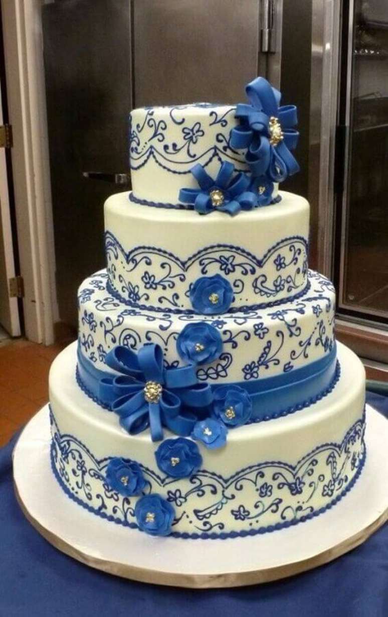 56. Modelo de bolo decorado para casamento azul e branco – Foto: Pinterest