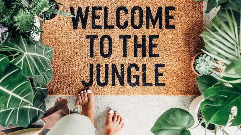 1. Que tal usar o conceito Urban Jungle logo na entrada da sua casa com um capacho divertido – Foto: Pinterest