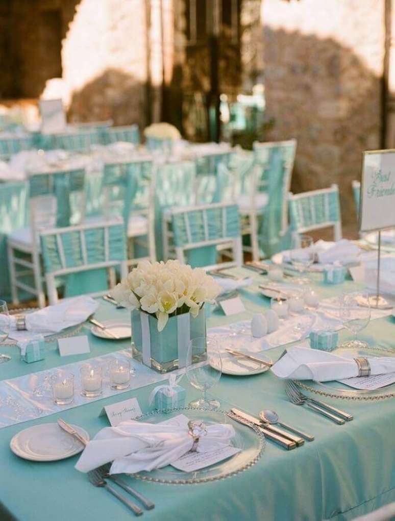 57. Pequenos arranjos de flores brancas para decora&ccedil;&atilde;o de casamento azul Tiffany &ndash; Foto: Pinterest