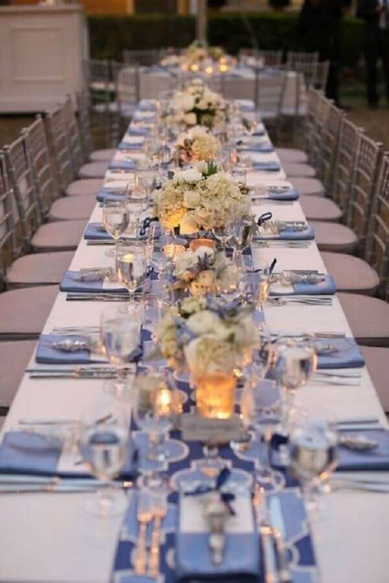 58. Pequenos arranjos de flores para decoração de casamento azul e branco – Foto: Style Me Pretty