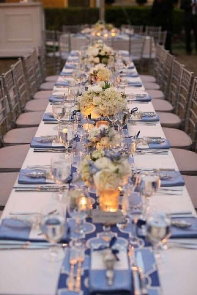 58. Pequenos arranjos de flores para decora&ccedil;&atilde;o de casamento azul e branco &ndash; Foto: Style Me Pretty