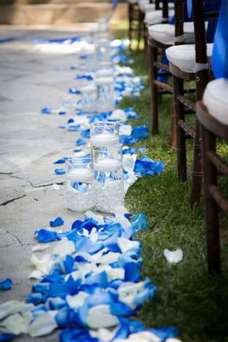 59. Pétalas de flores para decoração de casamento azul e branco – Foto: Meu Casamento