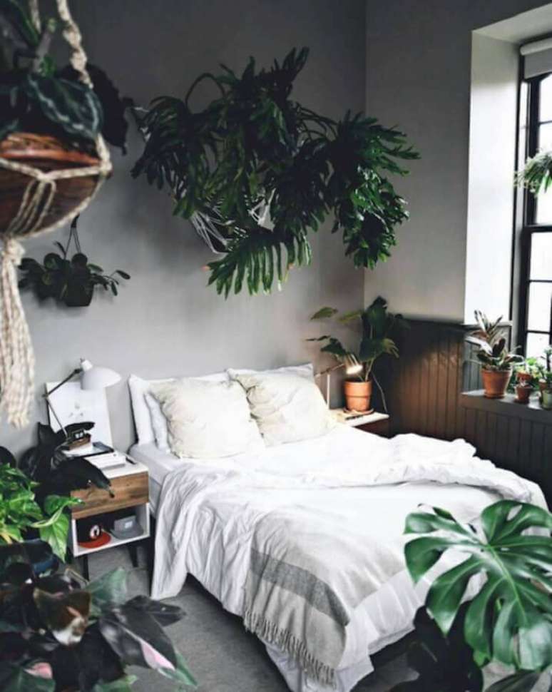 5. Quarto simples decorado com vários vasos de plantas – Foto: Pinterest