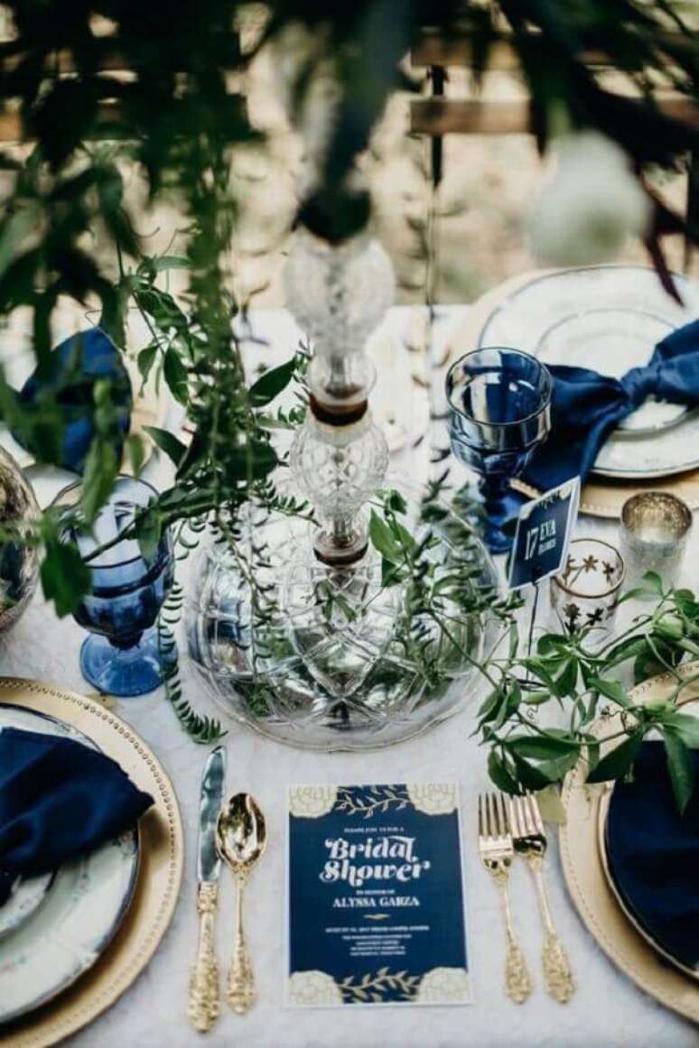61. Sofisticada decoração de casamento azul marinho e branco com detalhes em dourado – Foto: Noiva Ansiosa