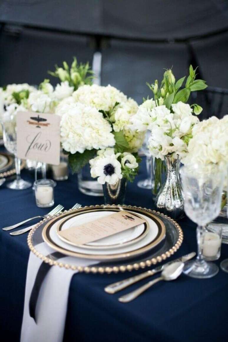 8. Sofisticada decoração de casamento azul marinho e branco – Foto: Wedding Themes