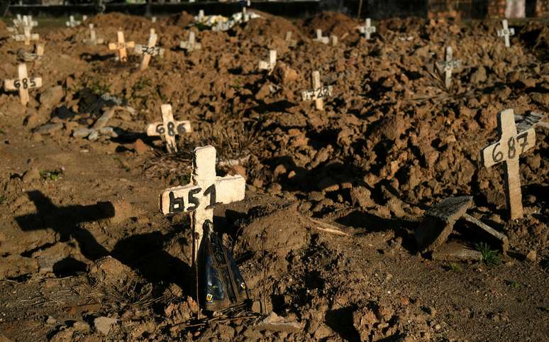 Cruzes sobre covas em Cemitério São Francisco Xavier, no Rio de Janeiro, durante epidemia de COVID-19.
REUTERS/Ricardo Moraes