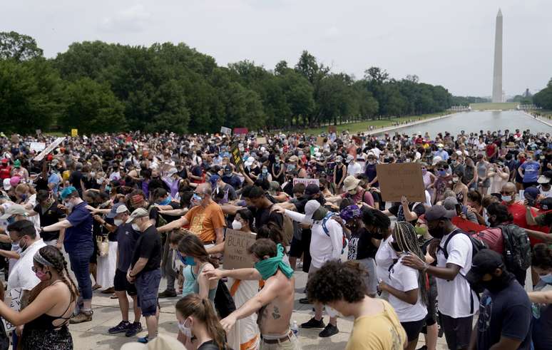 Manifestantes se reúnem no Lincoln Memorial durante preparação para protesto contra o racismo após o assassinato de George Floyd por um policial branco em maio.
REUTERS/Erin Scott