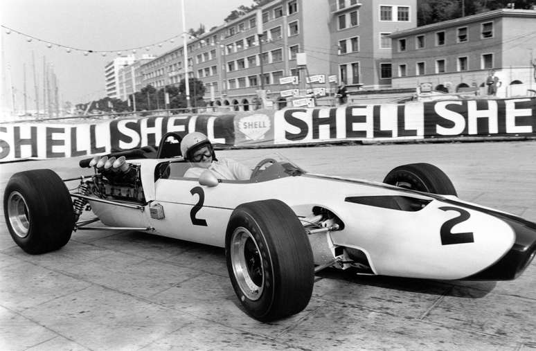 Bruce McLaren conduz seu próprio carro no GP de Mônaco de 1966.