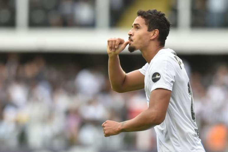 Lucas Veríssimo integra o elenco profissional do Santos desde 2016 (Foto: Ivan Storti/Santos)