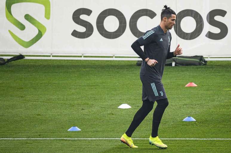 Cristiano Ronaldo participou do aquecimento e do primeiro coletivo da Juve pós isolamento (M. BERTORELLO / AFP)