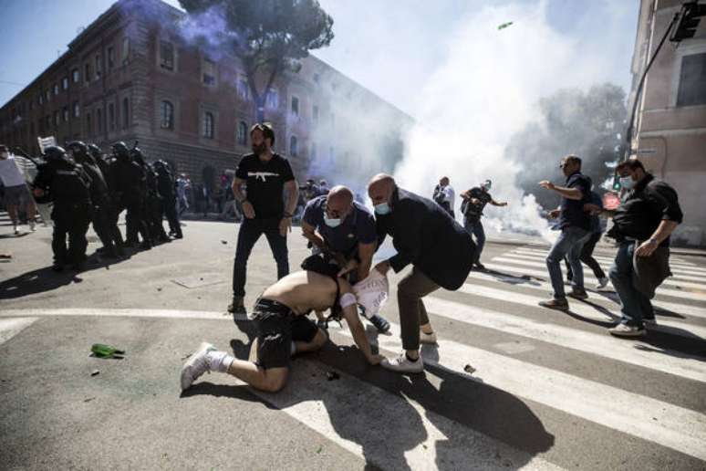 Manifestação de grupo neofascista é marcada por confronto em ruas de Roma