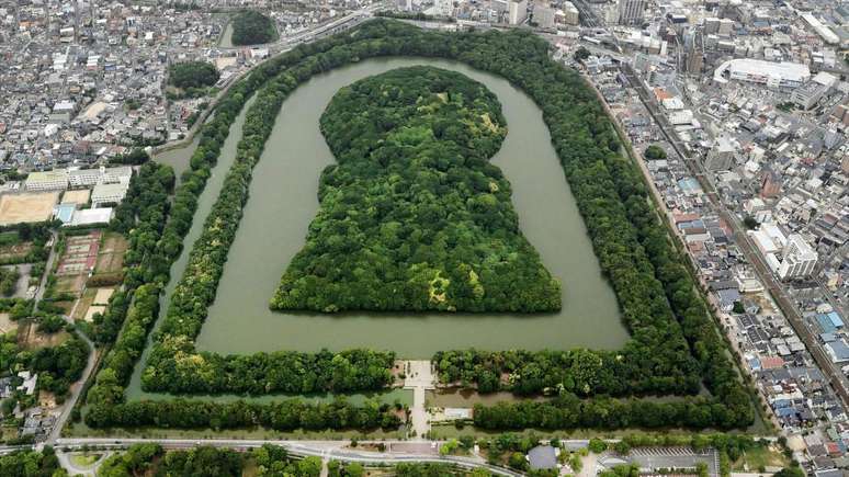 Daisen Kofun, o maior túmulo antigo do Japão, construído no século 5, em Sakai, Prefeitura de Osaka. É oficialmente designado como o túmulo do imperador Nintoku