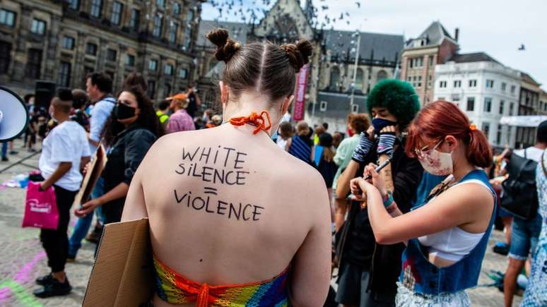 'O silêncio dos brancos é violência', diz mensagem nas costas de manifestante