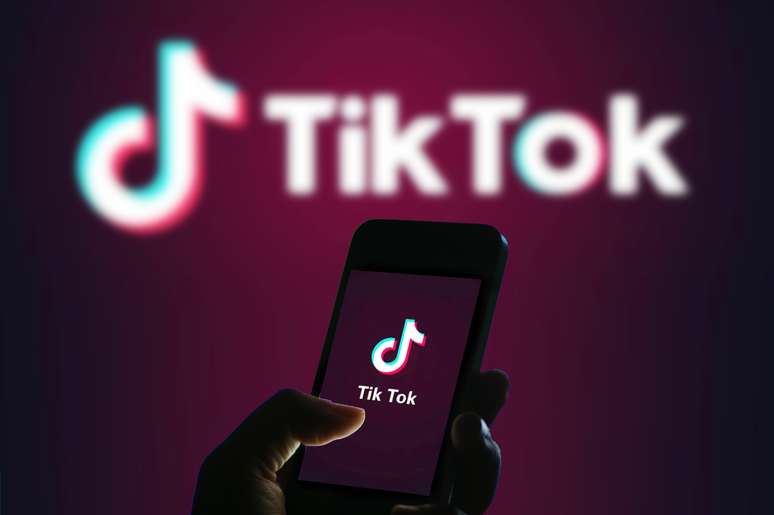 Memes, coreografias elaboradas ao som de funk e quizzes: está tudo liberado para os candidatos que se lançaram no TikTok