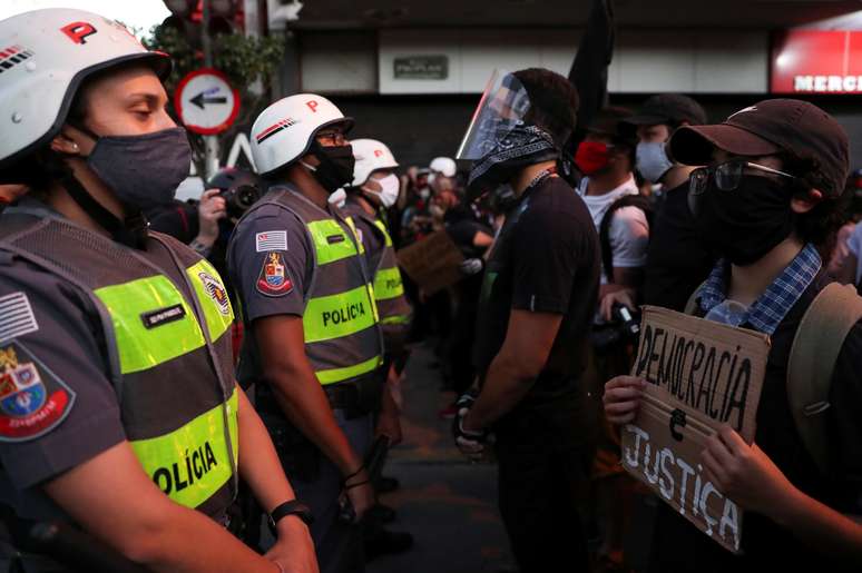 Manifestação contra Bolsonaro em São Paulo
7/6/2020 REUTERS/Amanda Perobelli