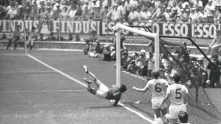 Gordon Banks fez uma defesa histórica na cabeçada de Pelé(Foto: Reprodução)