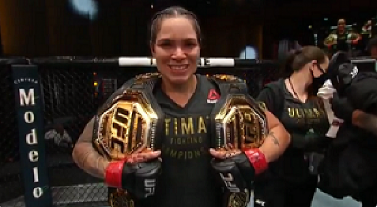 Amanda Nunes se tornou a primeira atleta a defender dois títulos com sucesso na história do UFC (Foto: Reprodução)