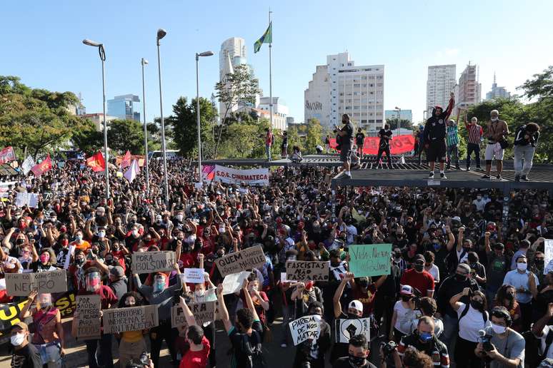 Manifestantes fazem ato contra Bolsonaro no Largo da Batata