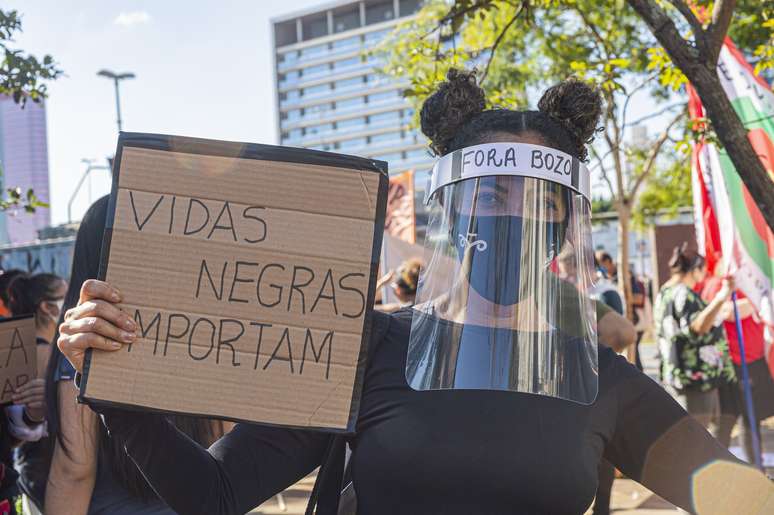 Movimentação de manifestantes contra governo federal e anti-racismo no Largo da Batata, em Pinheiros, zona oeste de Sao Paulo, neste domingo