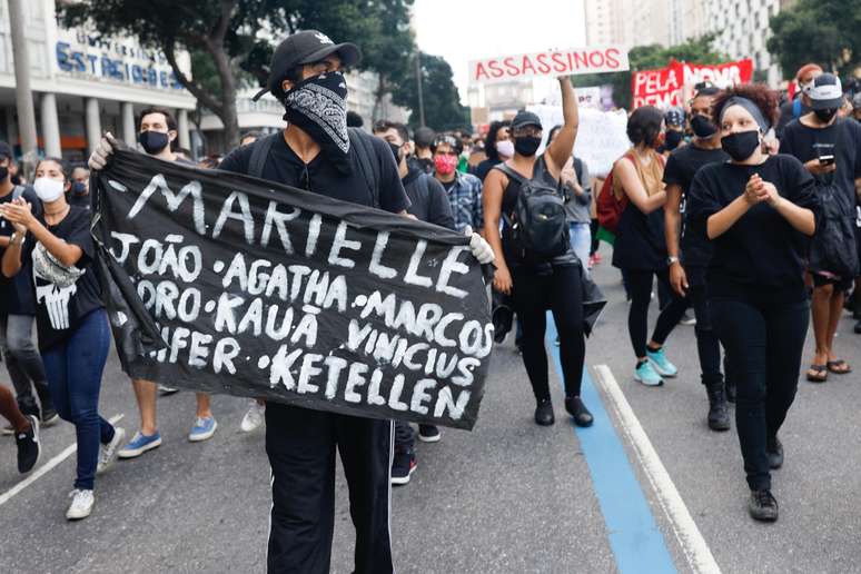 Manifestantes caminham distantes uns dos outros no protesto contra o racismo (07/06) no centro do Rio de Janeiro