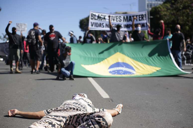 Pautas como racismo e antifascismo compõem a agenda dos manifestantes na Esplanada dos Ministérios, em Brasília