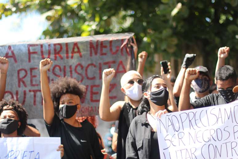 Manifestantes antifascistas e antirracistas realizam ato neste domingo (7), a favor da democracia, contra o racismo e o governo Bolsonaro, na cidade de Belém, no Pará