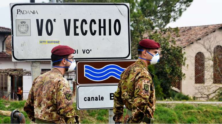Soldados italianos patrulham vilarejo de Vo', onde houve a primeira morte italiana