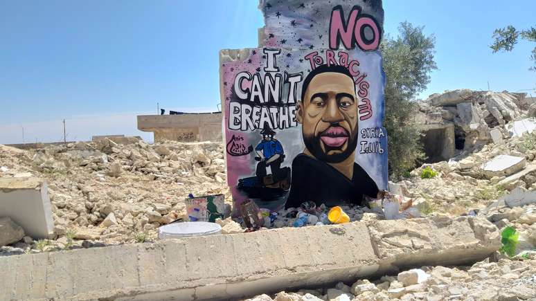 Grafite em homenagem a George Floyd, morto sob custódia da polícia de Mineápolis
01/06/2020
Mohamad Jamalo/via REUTERS 