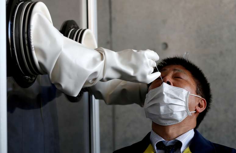 Homem &eacute; submetido a teste de Covid-19 durante simula&ccedil;&atilde;o de instala&ccedil;&atilde;o em Yokosuka, no Jap&atilde;o
23/04/2020
REUTERS/Issei Kato/File Photo