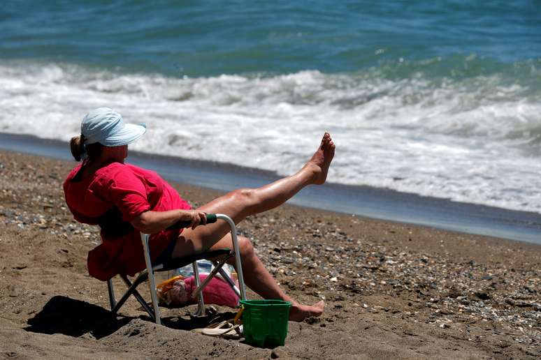 Mulher toma sol em praia da Espanha
08/06/2020
REUTERS/Jon Nazca