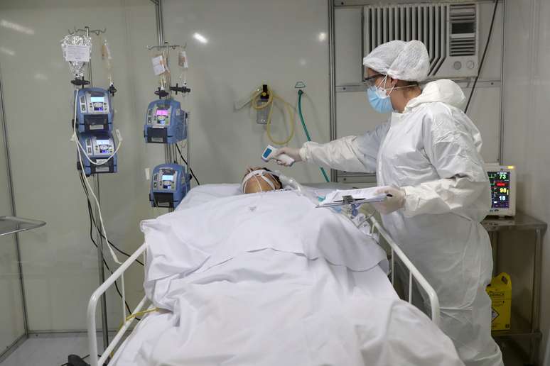 Paciente infectado com coronavírus é tratado em hospital de campanha de Guarulhos, 12/05/2020
REUTERS/Amanda Perobelli