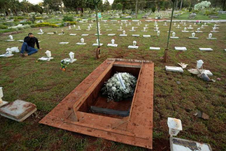 Funeral no cemitério Campo da Esperança em Brasília