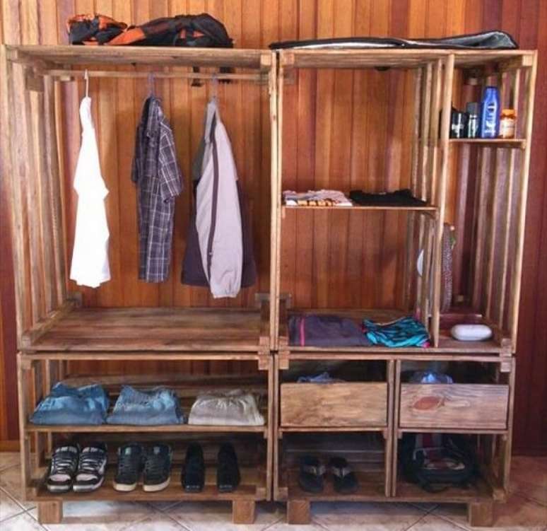 3. Guarda roupa de pallet simples sem portas. Fonte: Pinterest