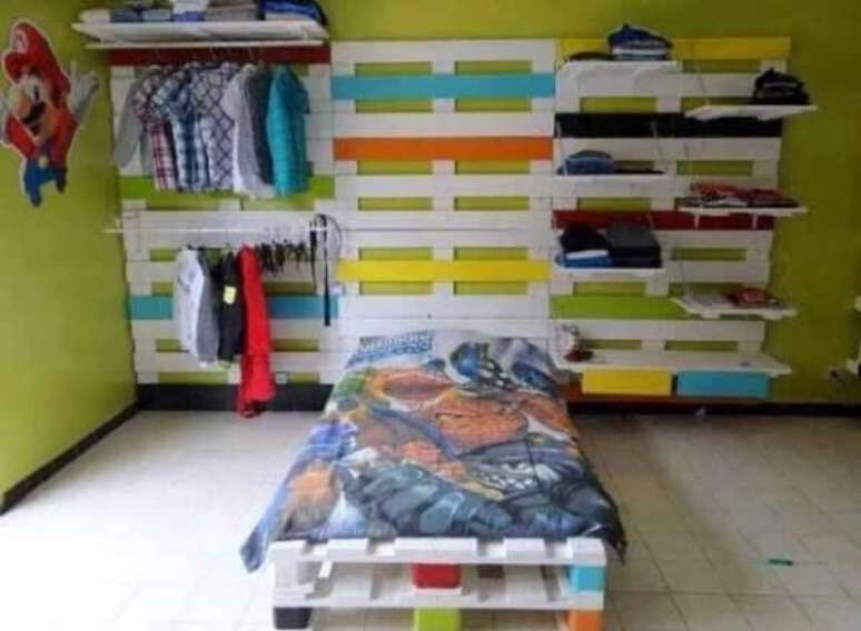 44. O guarda roupa de pallets aberto se conecta com a estrutura da cama infantil. Fonte: Pinterest