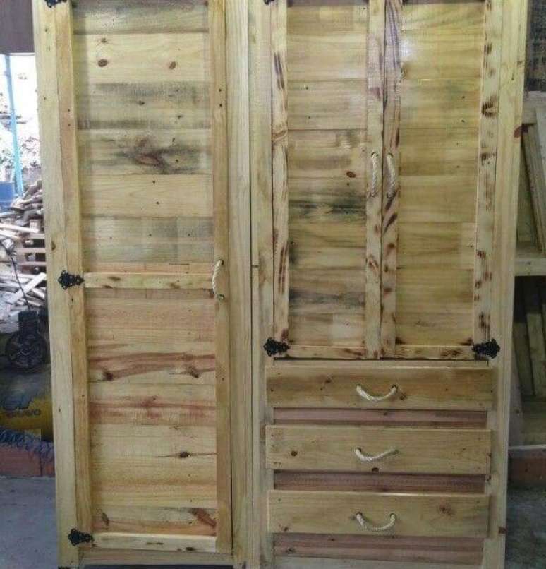 42. Guarda roupa de pallets com portas, gavetas e puxadores de corda. Fonte: Pinterest