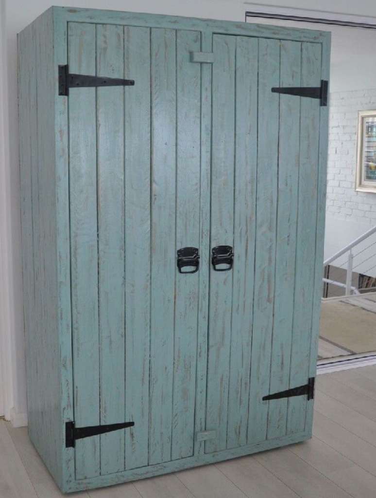 43. Guarda roupa de pallets com acabamento em p&aacute;tina azul. Fonte: Pinterest