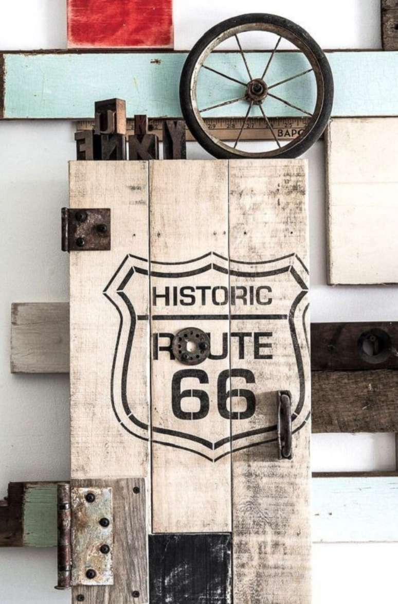 41. Guarda roupa de pallets com acabamento personalizado. Fonte: Pinterest