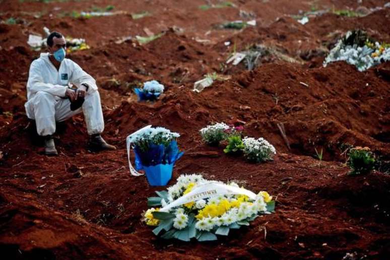 Coveiro descansa no Cemitério da Vila Formosa, em São Paulo, em meio a aumento dos enterros durante pandemia