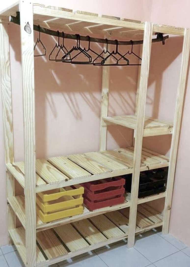 39. Utilize caixotes de feira para organizar o guarda roupa de pallets. Fonte: Pinterest