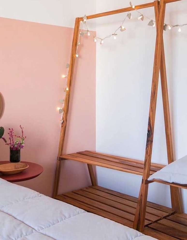 11. Complemente a decora&ccedil;&atilde;o do seu guarda roupa de pallet com pisca pisca. Fonte: Pinterest