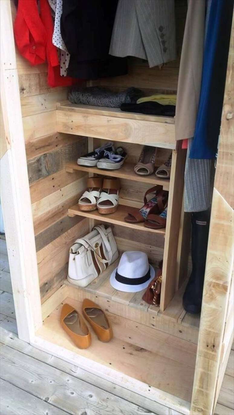 36. Modelo de guarda roupa de pallet simples com divis&oacute;ria de sapatos. Fonte: Pinterest