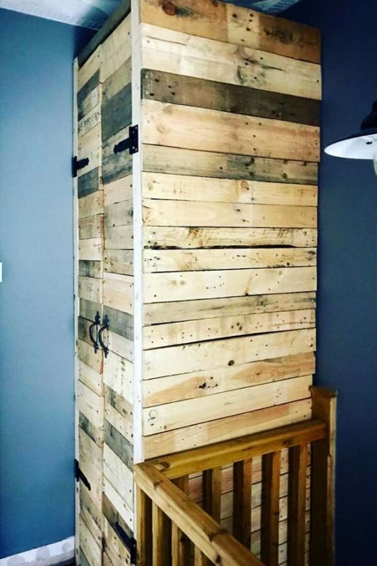 13. Deixe a estrutura do seu guarda roupa de pallet com apar&ecirc;ncia natural. Fonte: Pinterest