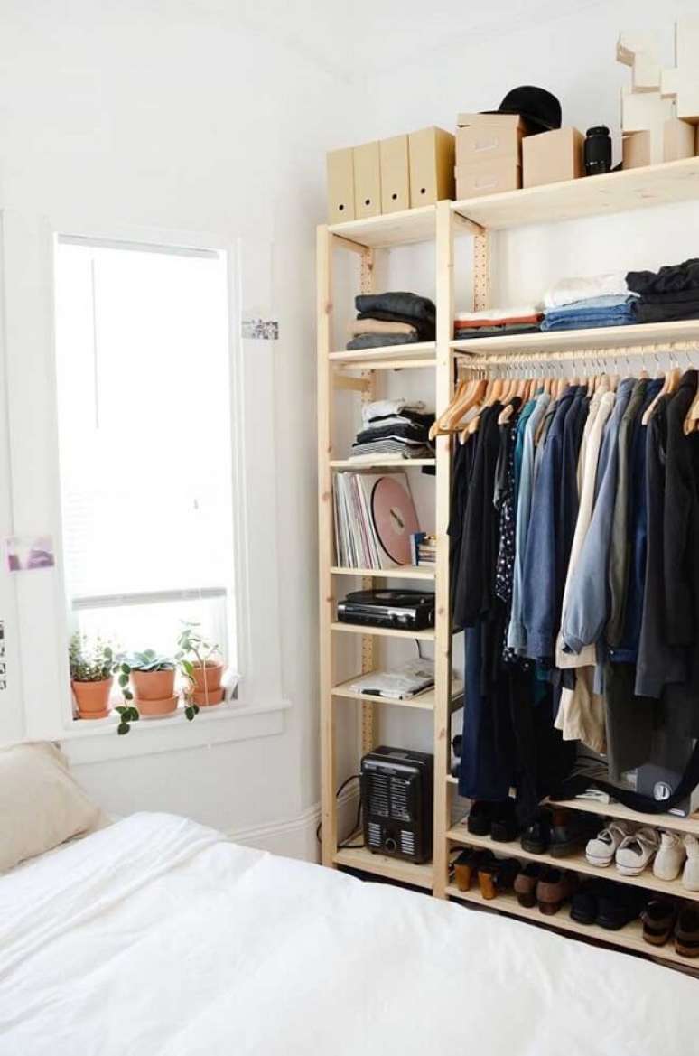 61. &Eacute; poss&iacute;vel montar um guarda roupa de pallet sob medida para o seu quarto. Fonte: Pinterest