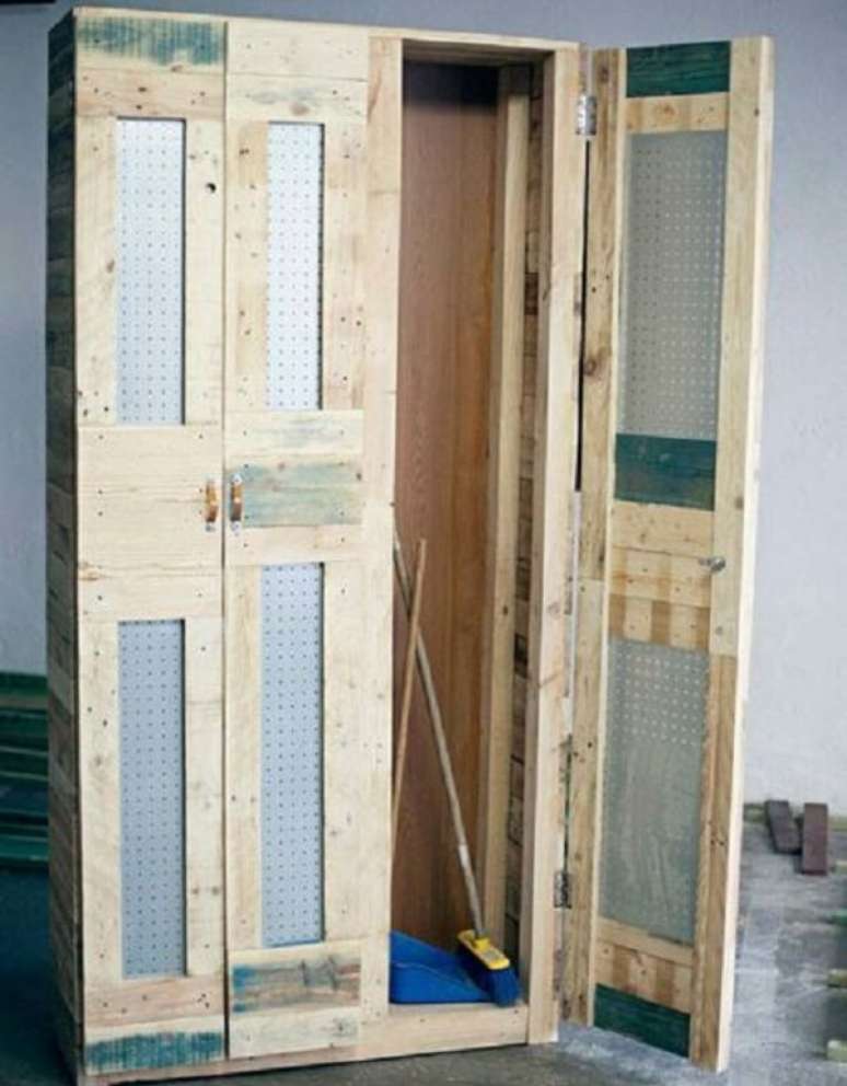 37. Mantenha sempre a limpeza do seu guarda roupa de pallet. Fonte: Pinterest