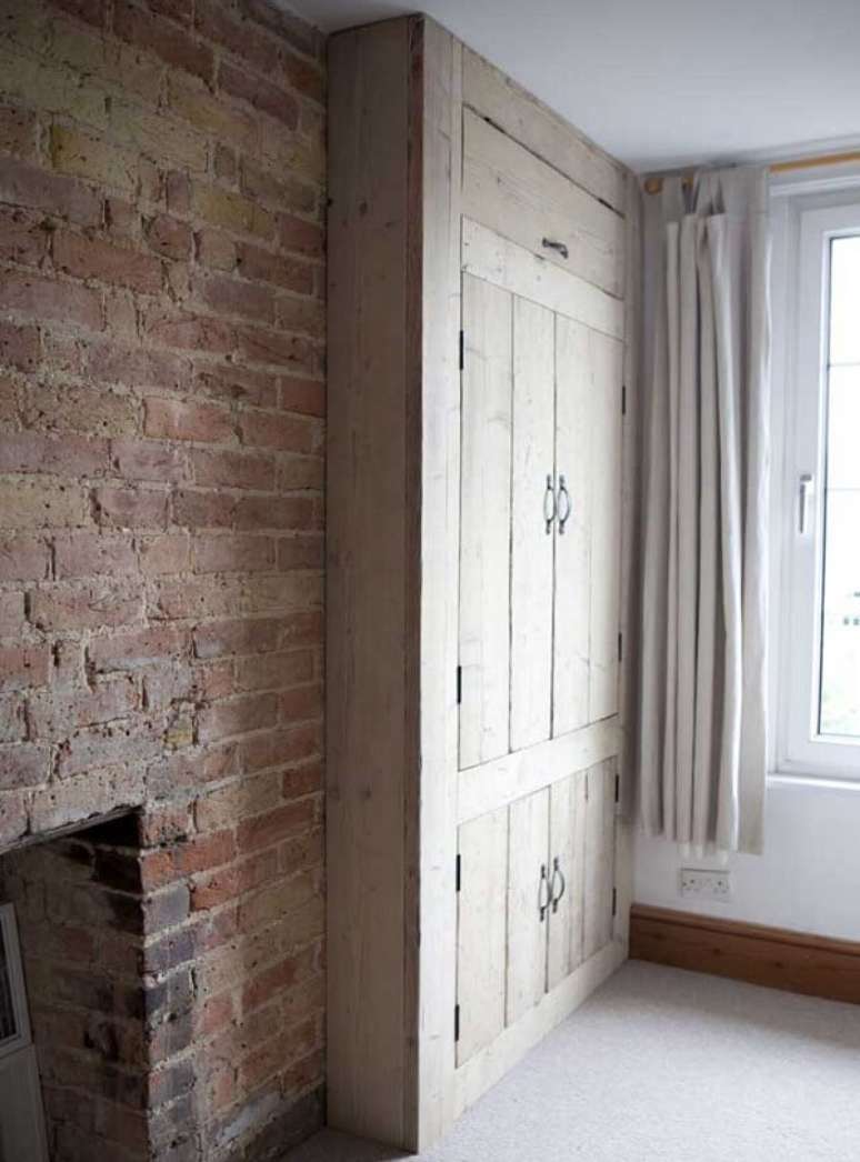 34. Modelo de guarda roupa de pallet estreitinho para quartos pequenos. Fonte: Pinterest