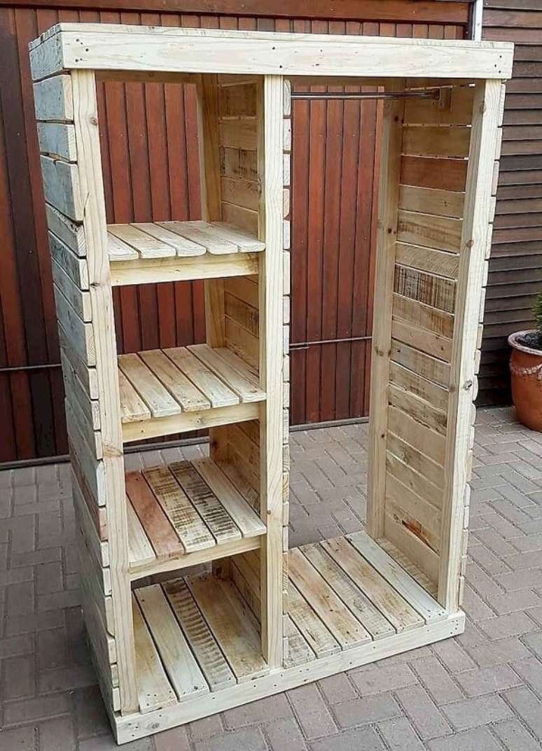 7. Guarda roupa de pallet simples em fase de constru&ccedil;&atilde;o. Fonte: Pinterest
