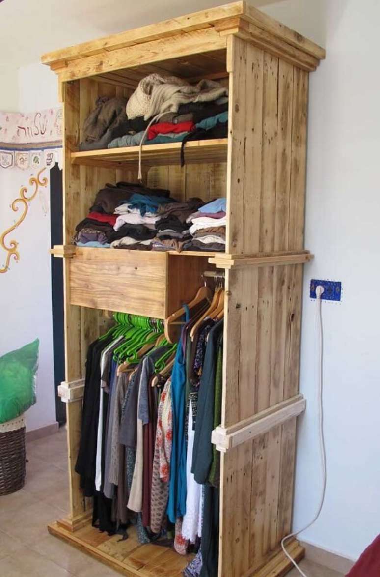33. Se voc&ecirc; deseja ter um guarda roupa de pallet sem portas &eacute; imprescind&iacute;vel manter a organiza&ccedil;&atilde;o no quarto. Fonte: Pinterest