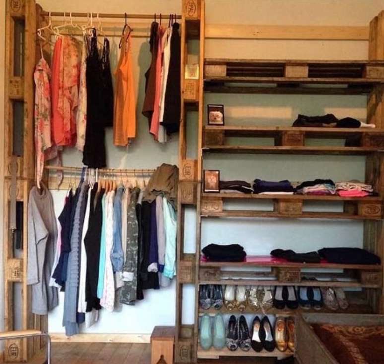 16. Guarda roupa de pallet para quarto de casal sem nenhum tipo de acabamento. Fonte: Pinterest